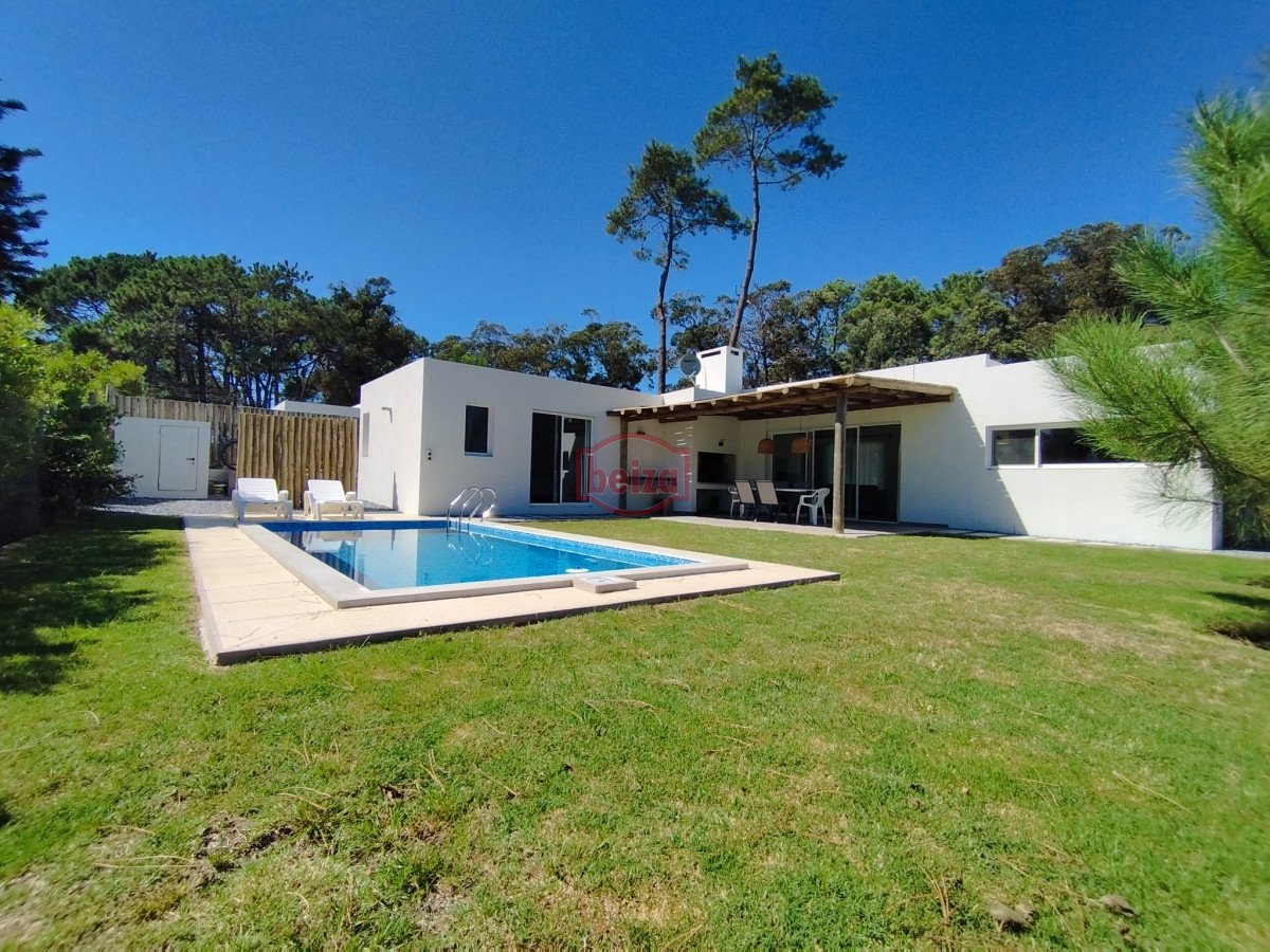 Casa ID.167275/Venta-de-Casa-de-4-dormitorios-en-La-Barra,-Punta-del-Este. - Alquiler y venta de casa de 3 dormitorios en La Barra