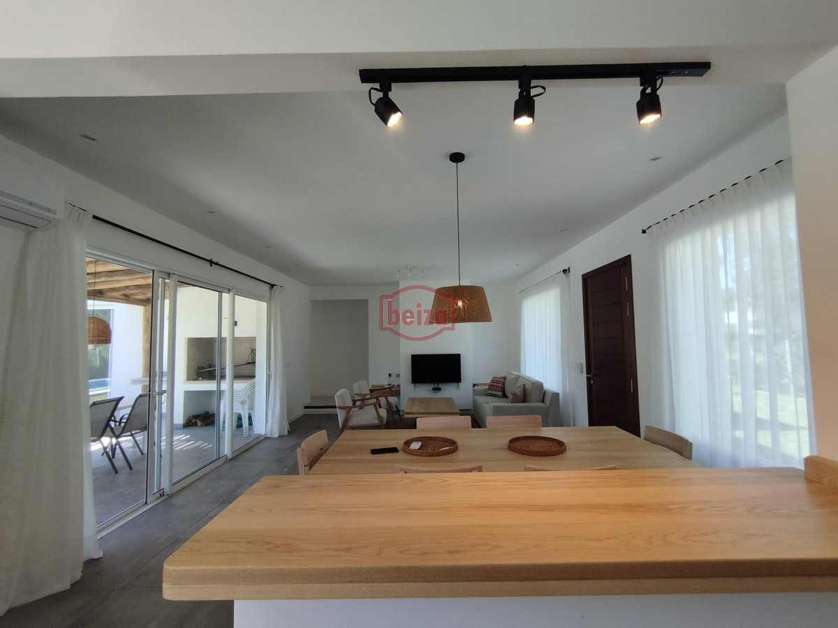 Casa ID.167275/Venta-de-Casa-de-4-dormitorios-en-La-Barra,-Punta-del-Este. - Alquiler y venta de casa de 3 dormitorios en La Barra