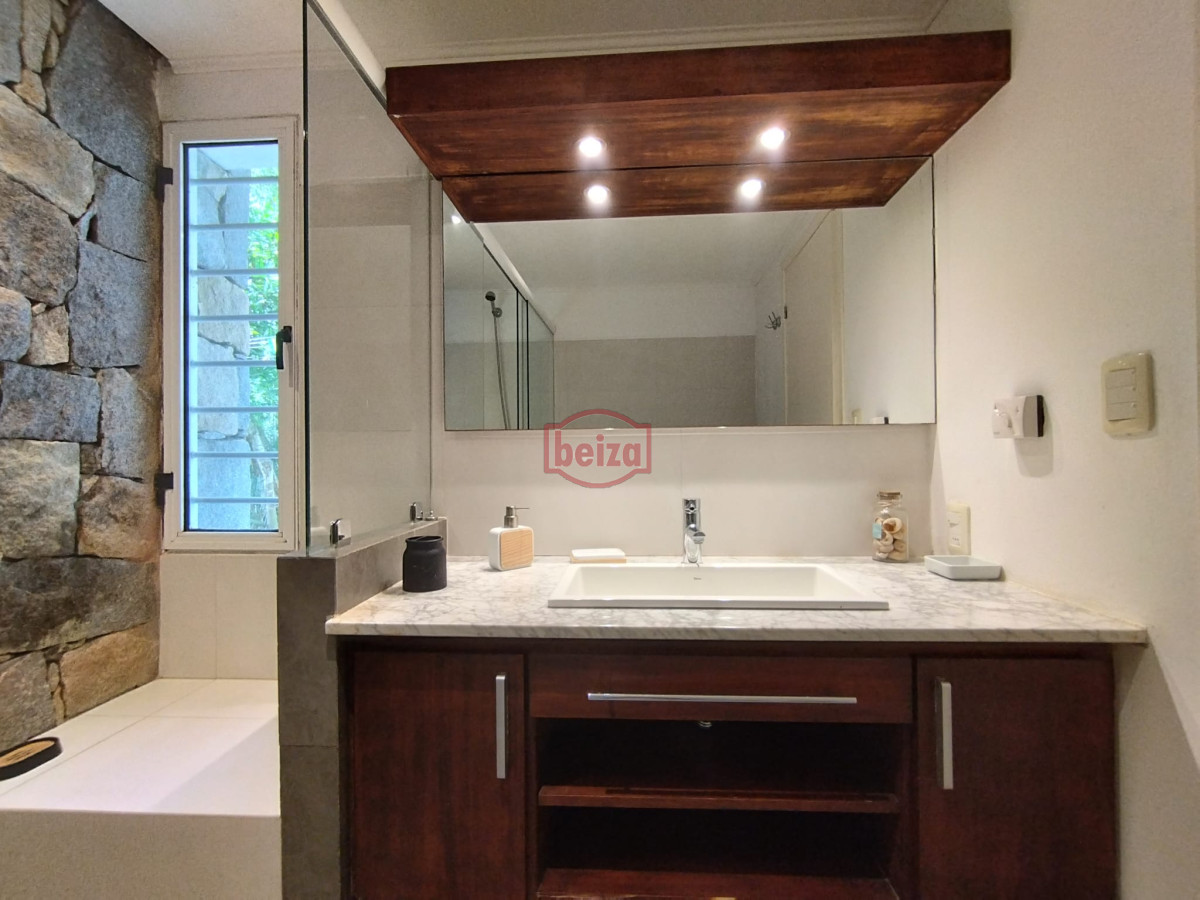 Casa ID.166178/Venta.-Playa-Mansa.-3-Dormitorios.-Excelente-calidad-constructiva. - Casa en Venta, Manantiales, Maldonado.