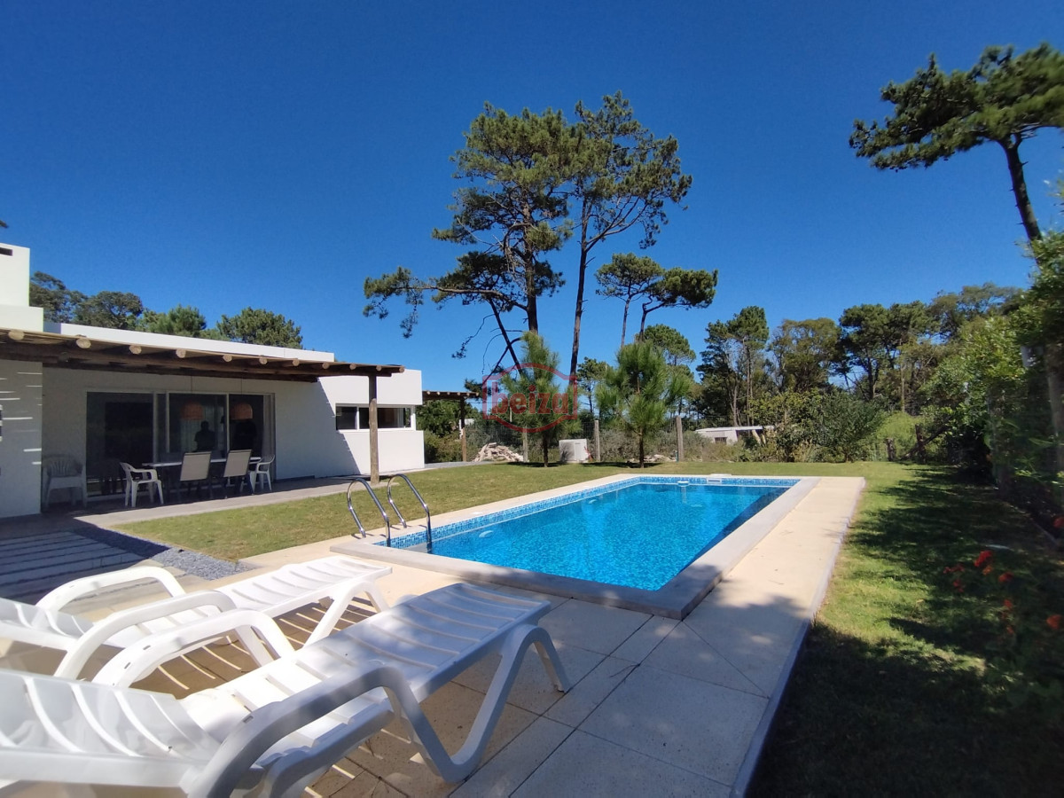 Casa ID.167275/Venta-de-Casa-de-4-dormitorios-en-La-Barra,-Punta-del-Este. - Alquiler y venta de casa de 3 dormitorios en La Barra