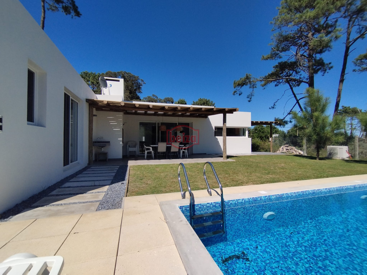 Casa ID.167275/Venta-de-Casa-de-4-dormitorios-en-La-Barra,-Punta-del-Este. - Alquiler y venta de casa de 3 dormitorios en La Barra