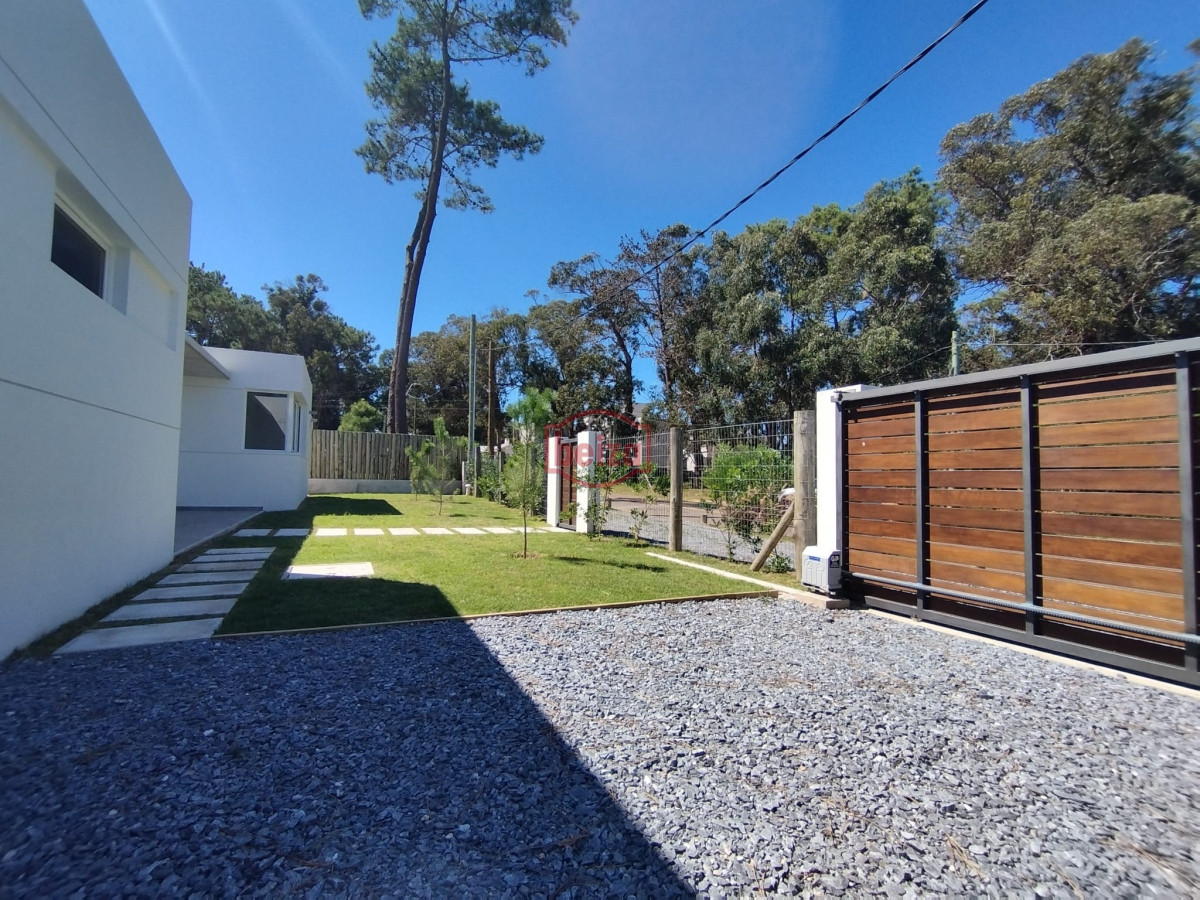 Casa ID.167275/Venta-de-Casa-de-4-dormitorios-en-La-Barra,-Punta-del-Este. - Alquiler y venta de casa de 3 dormitorios en La Barra