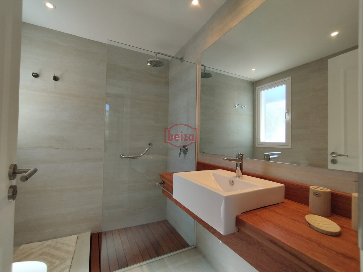 Casa ID.167275/Venta-de-Casa-de-4-dormitorios-en-La-Barra,-Punta-del-Este. - Alquiler y venta de casa de 3 dormitorios en La Barra