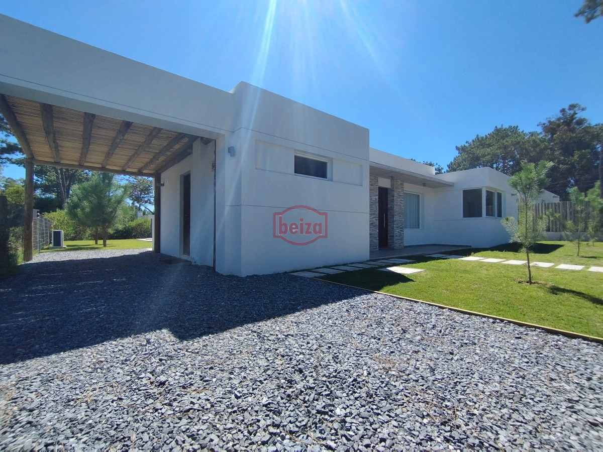 Casa ID.167275/Venta-de-Casa-de-4-dormitorios-en-La-Barra,-Punta-del-Este. - Alquiler y venta de casa de 3 dormitorios en La Barra