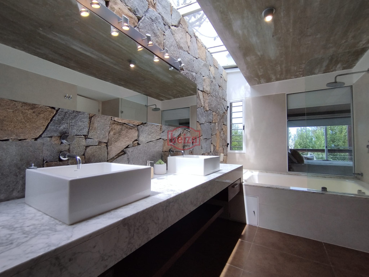 Casa ID.166178/Venta.-Playa-Mansa.-3-Dormitorios.-Excelente-calidad-constructiva. - Casa en Venta, Manantiales, Maldonado.