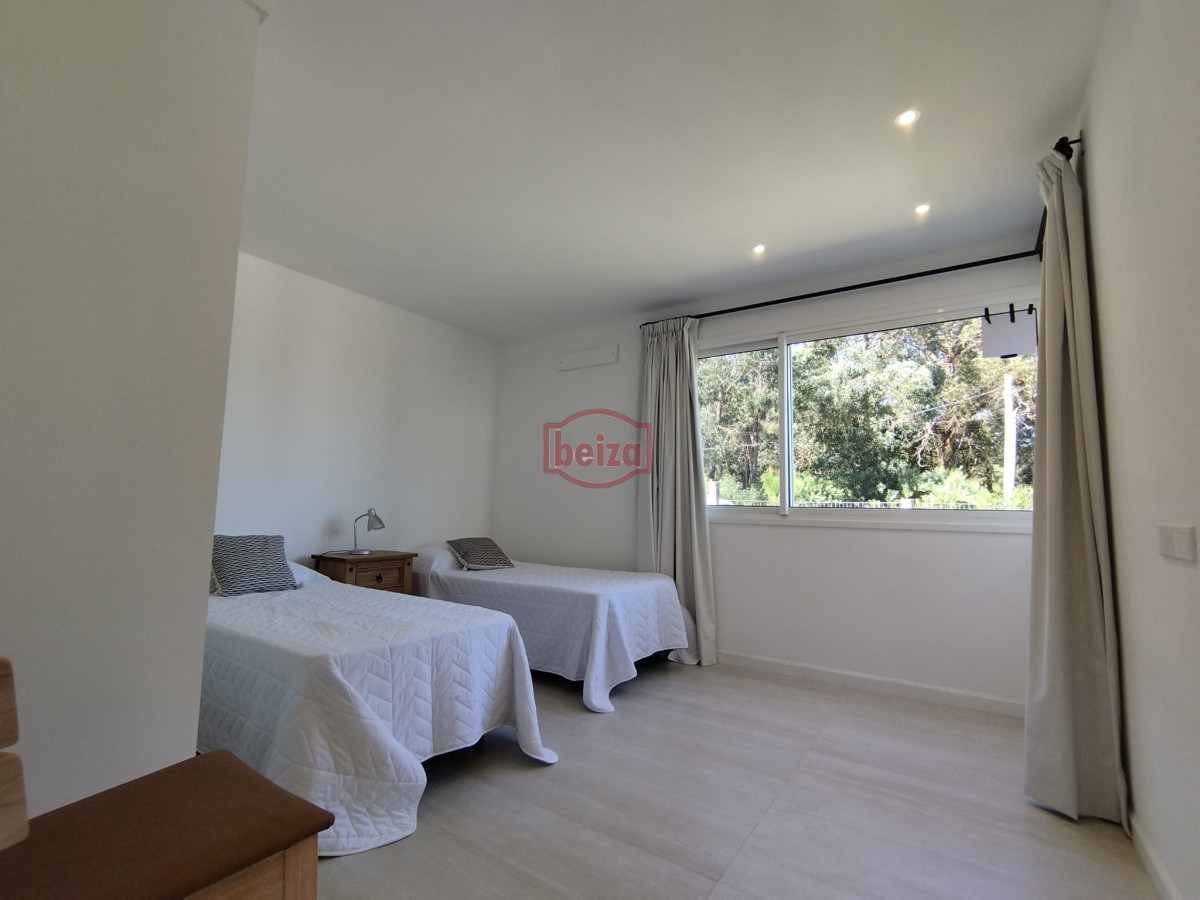 Casa ID.167275/Venta-de-Casa-de-4-dormitorios-en-La-Barra,-Punta-del-Este. - Alquiler y venta de casa de 3 dormitorios en La Barra