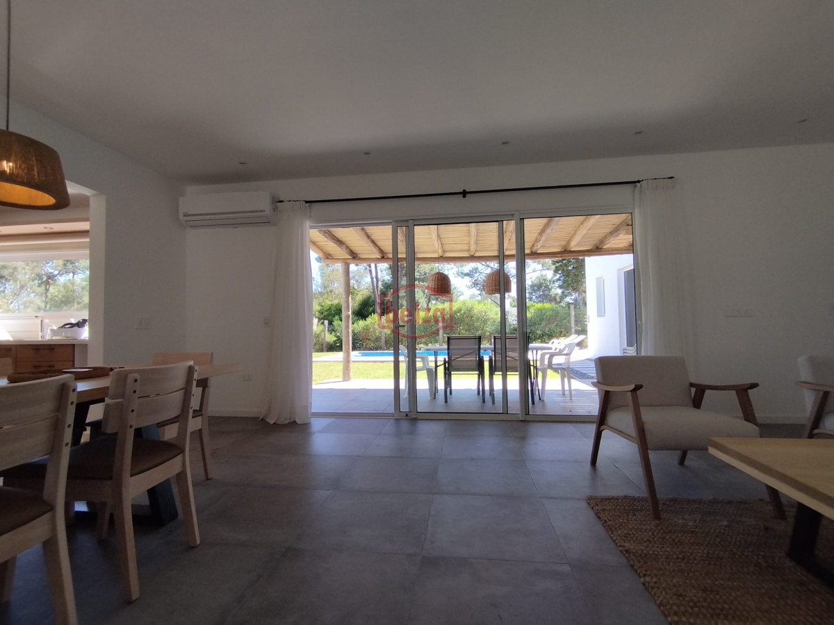 Casa ID.167275/Venta-de-Casa-de-4-dormitorios-en-La-Barra,-Punta-del-Este. - Alquiler y venta de casa de 3 dormitorios en La Barra