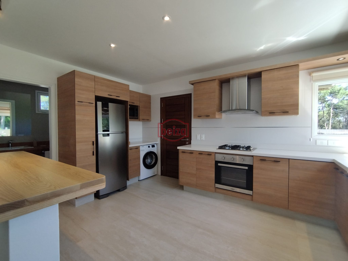 Casa ID.167275/Venta-de-Casa-de-4-dormitorios-en-La-Barra,-Punta-del-Este. - Alquiler y venta de casa de 3 dormitorios en La Barra