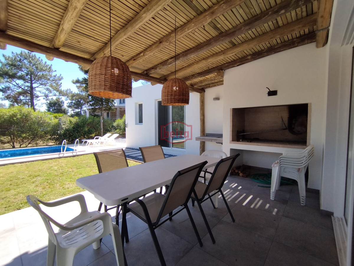 Casa ID.167275/Venta-de-Casa-de-4-dormitorios-en-La-Barra,-Punta-del-Este. - Alquiler y venta de casa de 3 dormitorios en La Barra