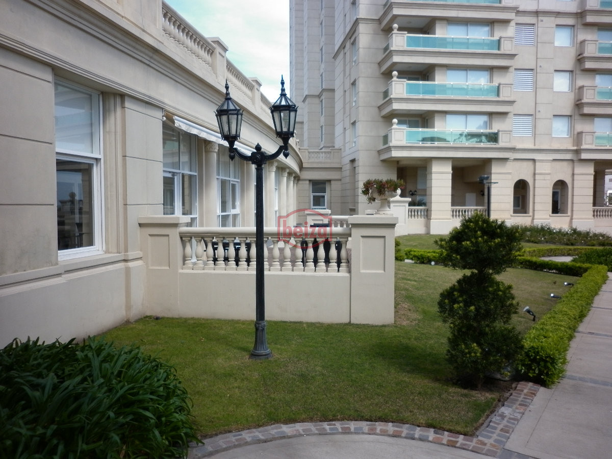 Apartamento ID.167285/Excelente-apartamento-en-primera-linea-de-playa-mansa - Apartamento en venta de 3 dormitorios y dependencia en Punta del Este