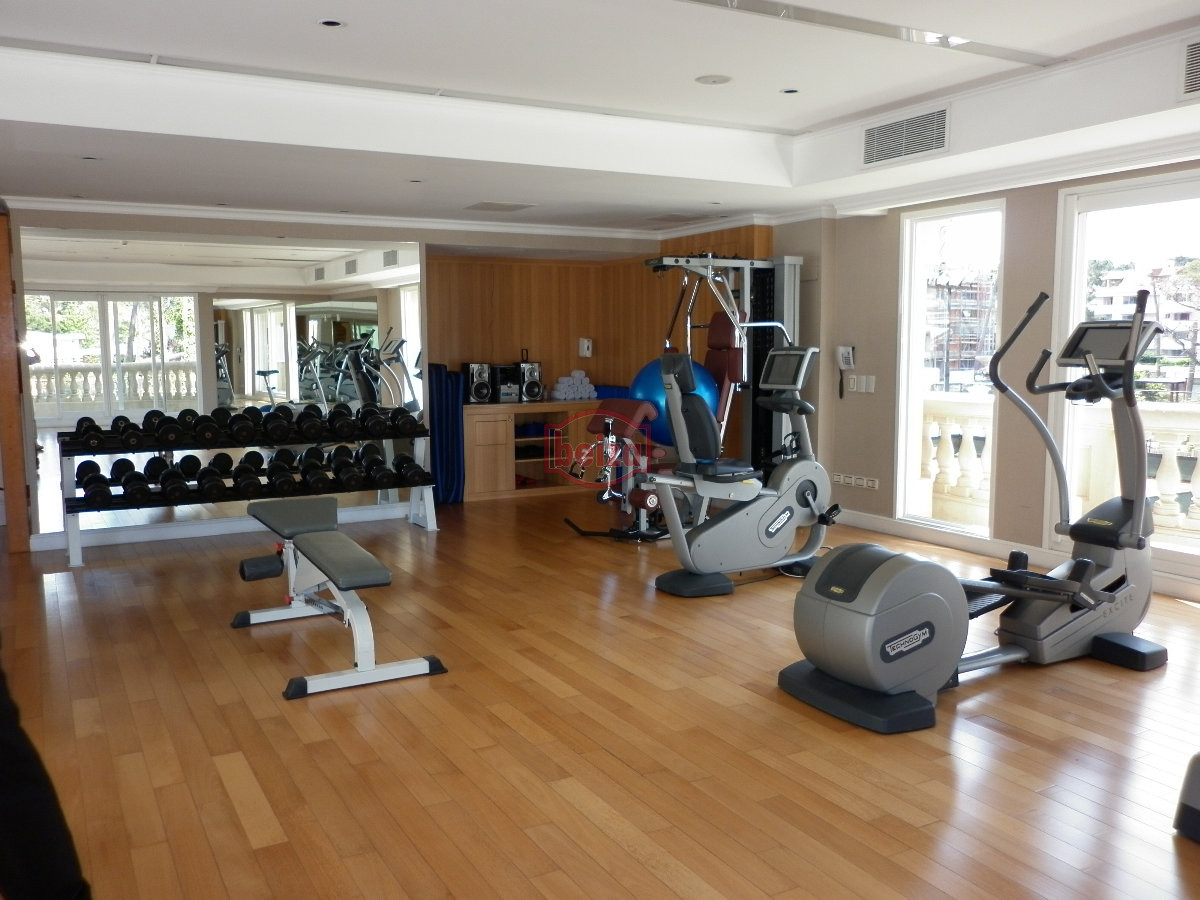 Apartamento ID.167285/Excelente-apartamento-en-primera-linea-de-playa-mansa - Apartamento en venta de 3 dormitorios y dependencia en Punta del Este