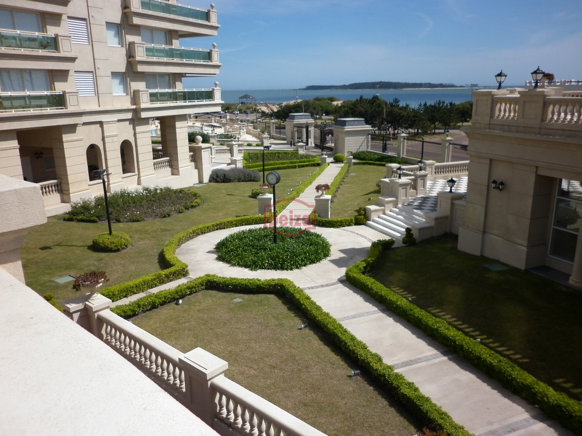 Apartamento ID.167285/Excelente-apartamento-en-primera-linea-de-playa-mansa - Apartamento en venta de 3 dormitorios y dependencia en Punta del Este