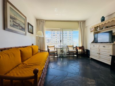 Apartamento en venta, 1 dormitorio, peninsula con garage Punta del este. - MCH10929A