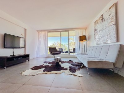 Venta de apartamento de dos dormitorios en Torre YOO Punta.