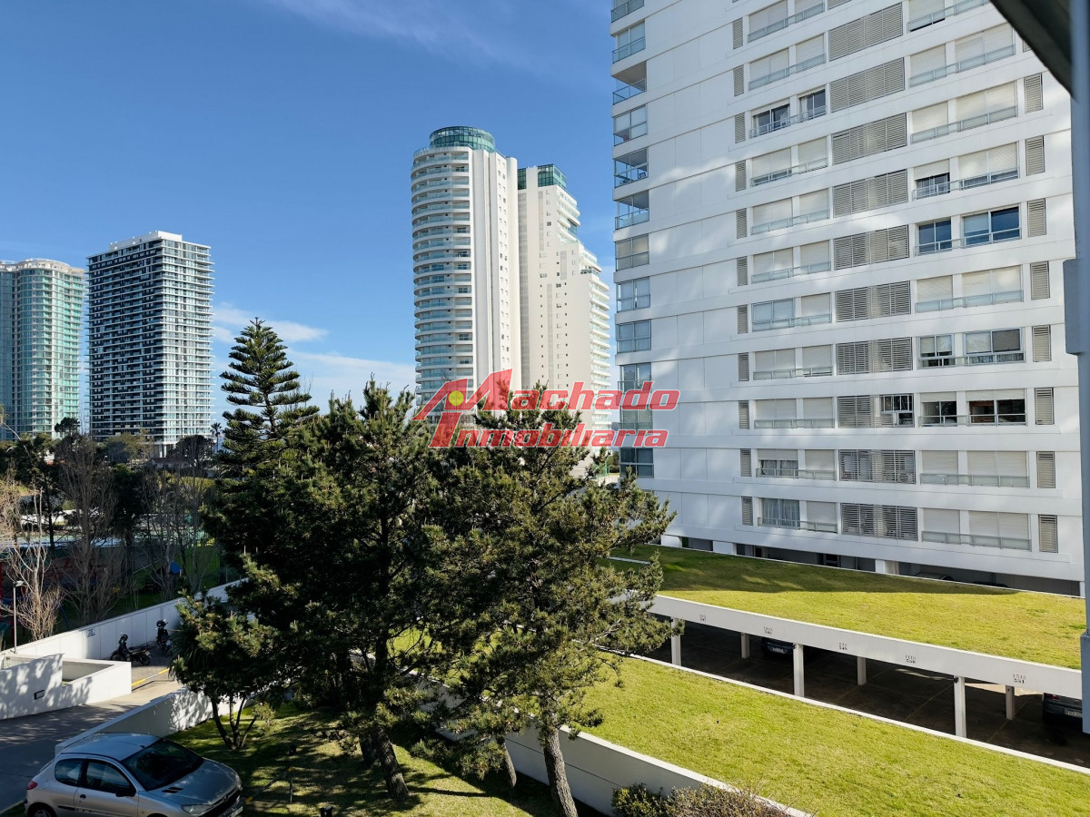 Apartamento de 3 dormitorios y dep. en venta en Punta del Este - MCH10475A