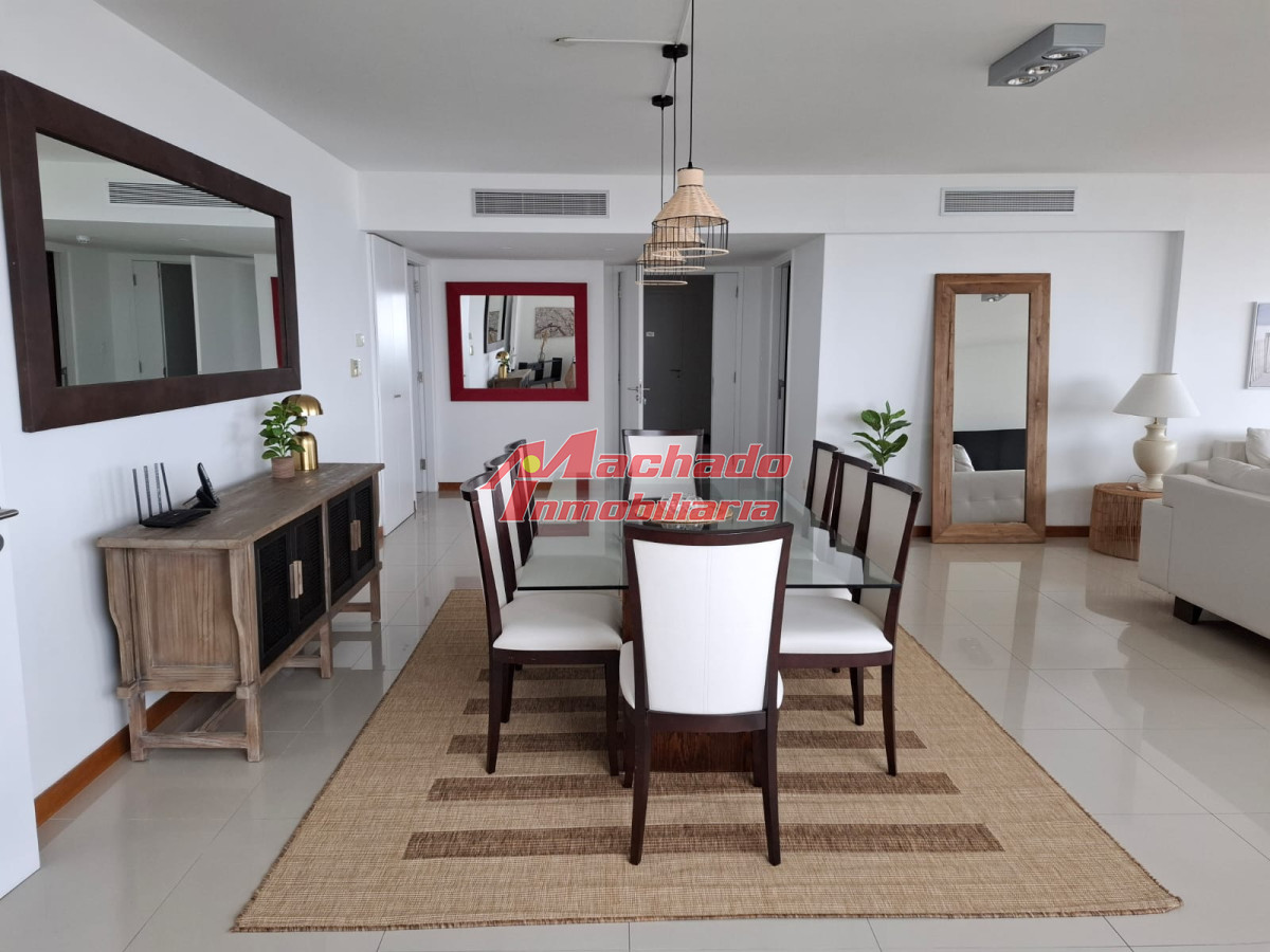 Alquiler anual de apartamento de 3 dormitorios y dependencia y Punta del Este