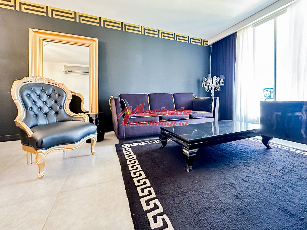 Venta de apartamento de dos dormitorios en Torre Yoo Punta del Este.