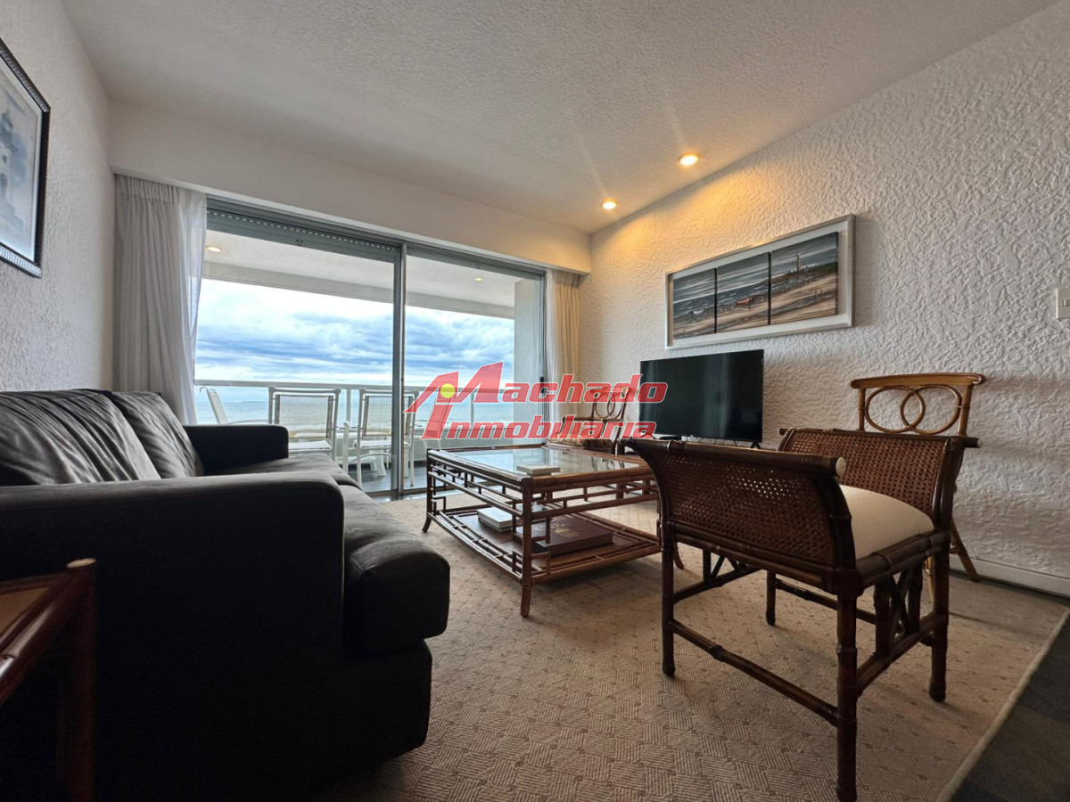 Apartamento de dos dormitorios en venta en Punta del Este - MCH14075A