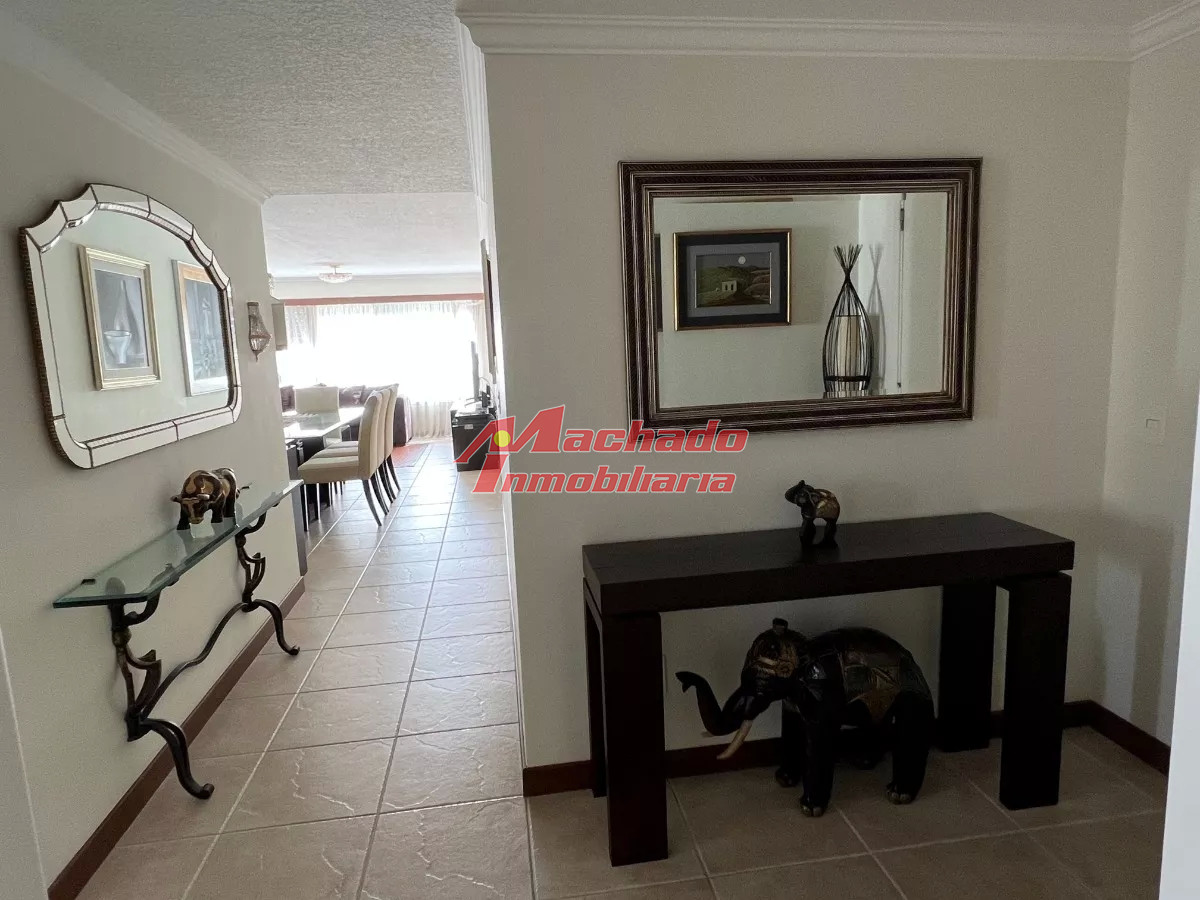 Apartamento de 3 dormitorios y dependencia en venta en Punta del Este