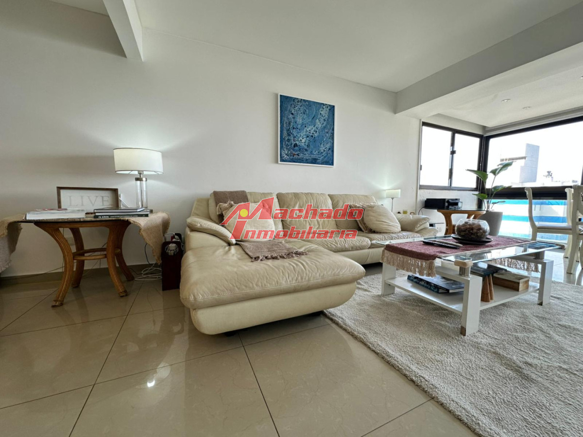 Apartamento de 3 dormitorios y dependencia en venta en Punta del Este - MCH3220A