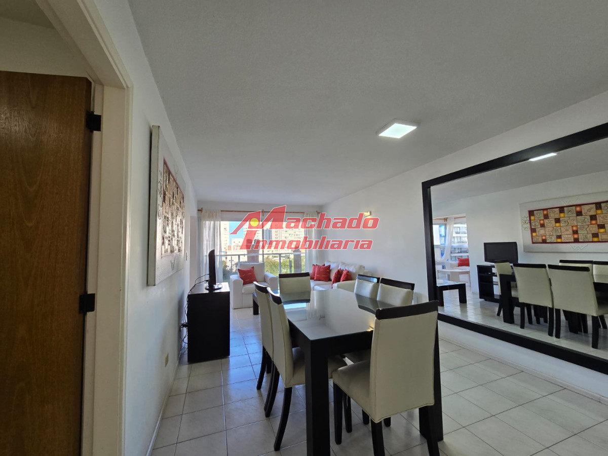 Apartamento de dos dormitorios y medio en alquiler en Punta del Este