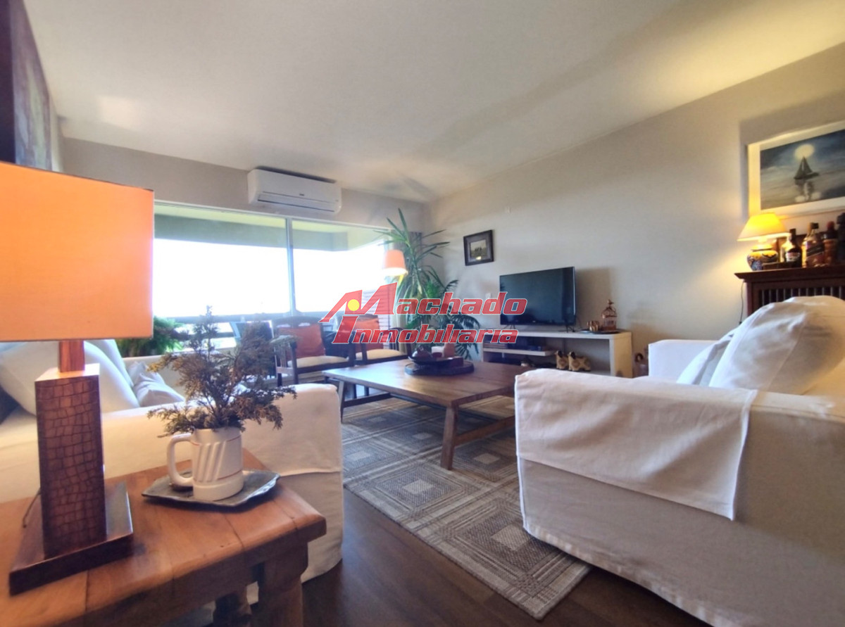 Apartamento en venta de tres dormitorios en Punta del Este - MCH9472A