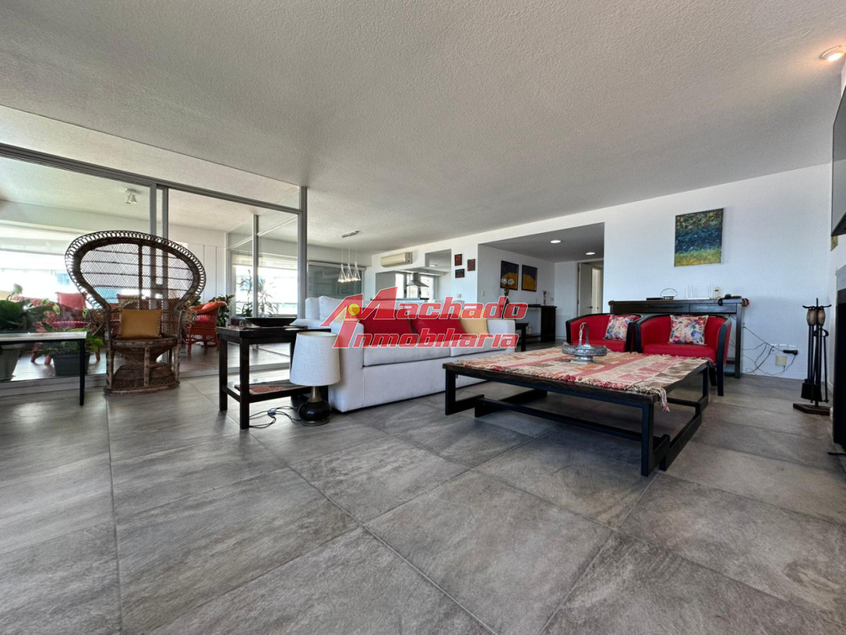 VENTA DE APARTAMENTO RECICLADO SOBRE PLAYA BRAVA - MCH14123A
