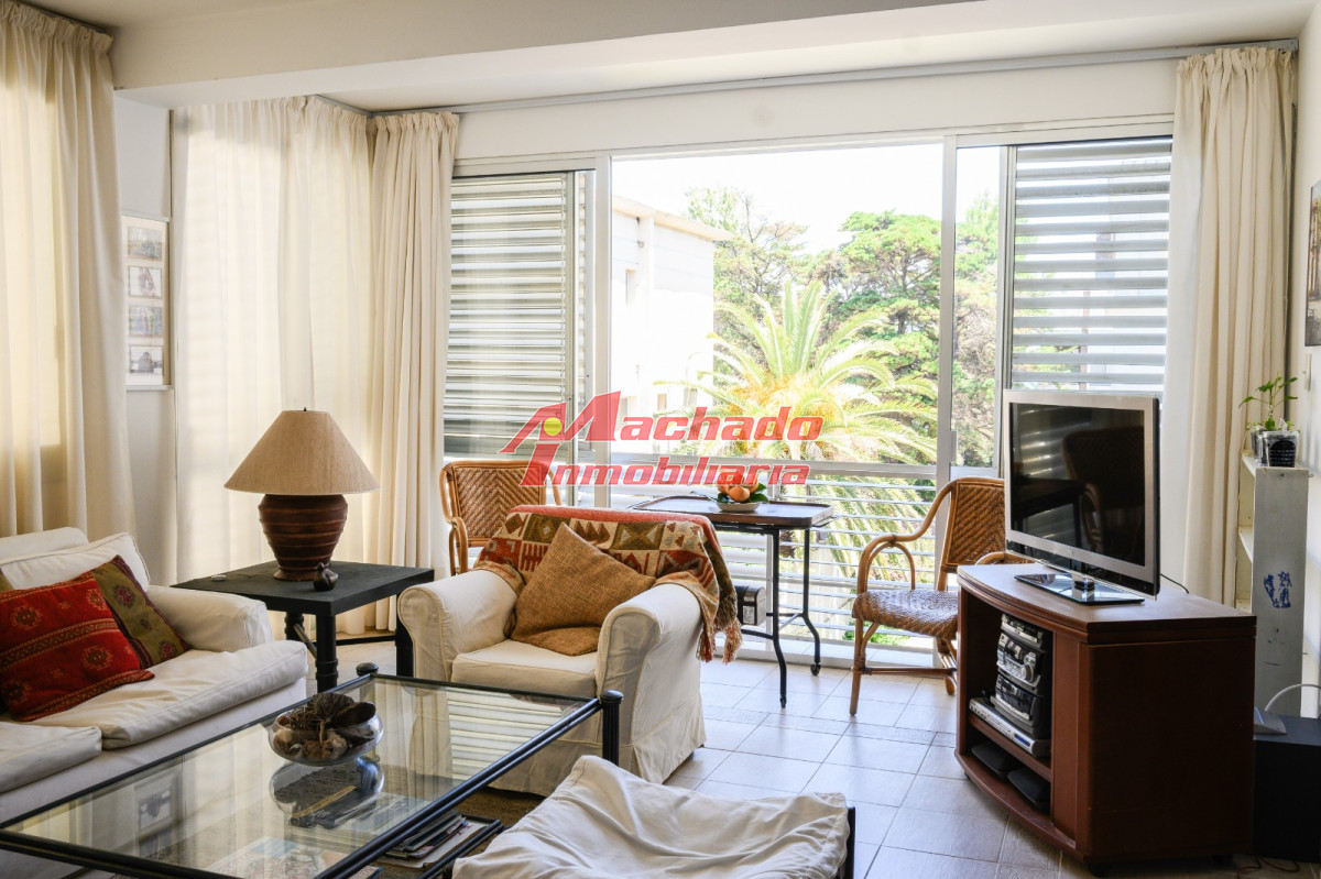 Apartamento en venta dos dormitorios y dependencia de servicio en Punta del Este - MCH11414A