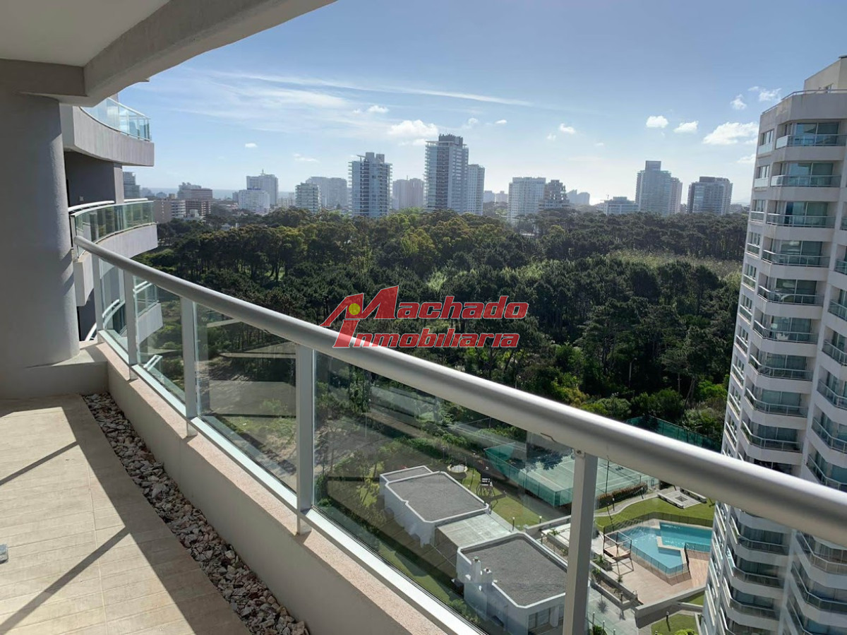 Apto en venta, edifico moderno, excelente servicios, Punta del este.