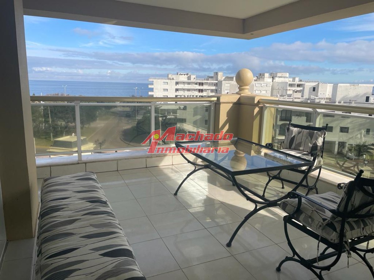 Apartamento en alquiler y venta de 3 dormitorios y dependencia de servicio en Punta del Este