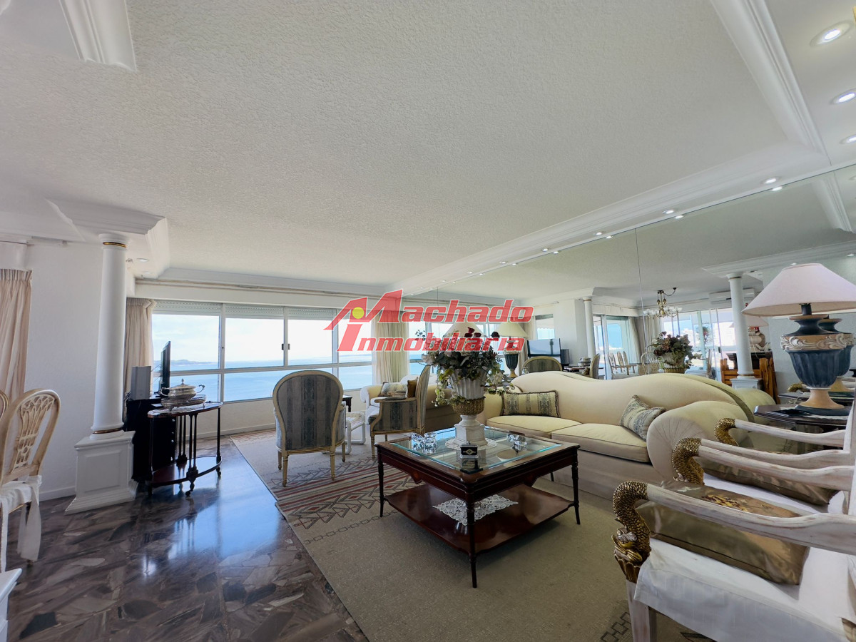 Apartamento de 3 dormitorios y dependencia en venta en Punta del Este - MCH11219A