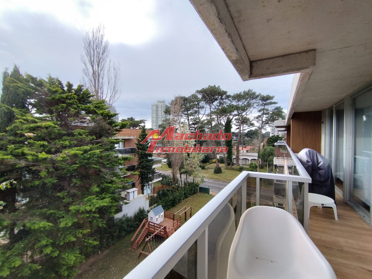 venta de apartamento con balcon en playa mansa - GoPunta - Portal Inmobiliario de Punta del Este - Maldonado