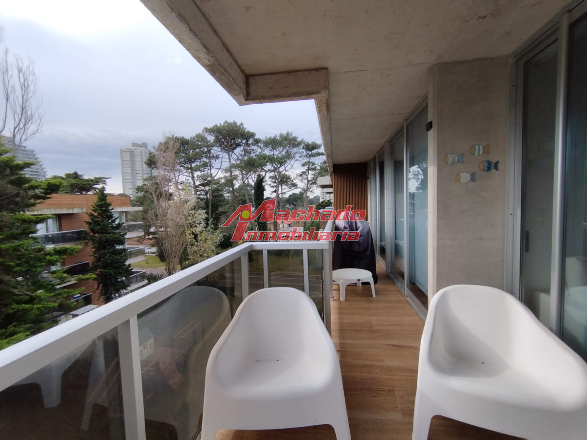 venta de apartamento con balcon en playa mansa - GoPunta - Portal Inmobiliario de Punta del Este - Maldonado