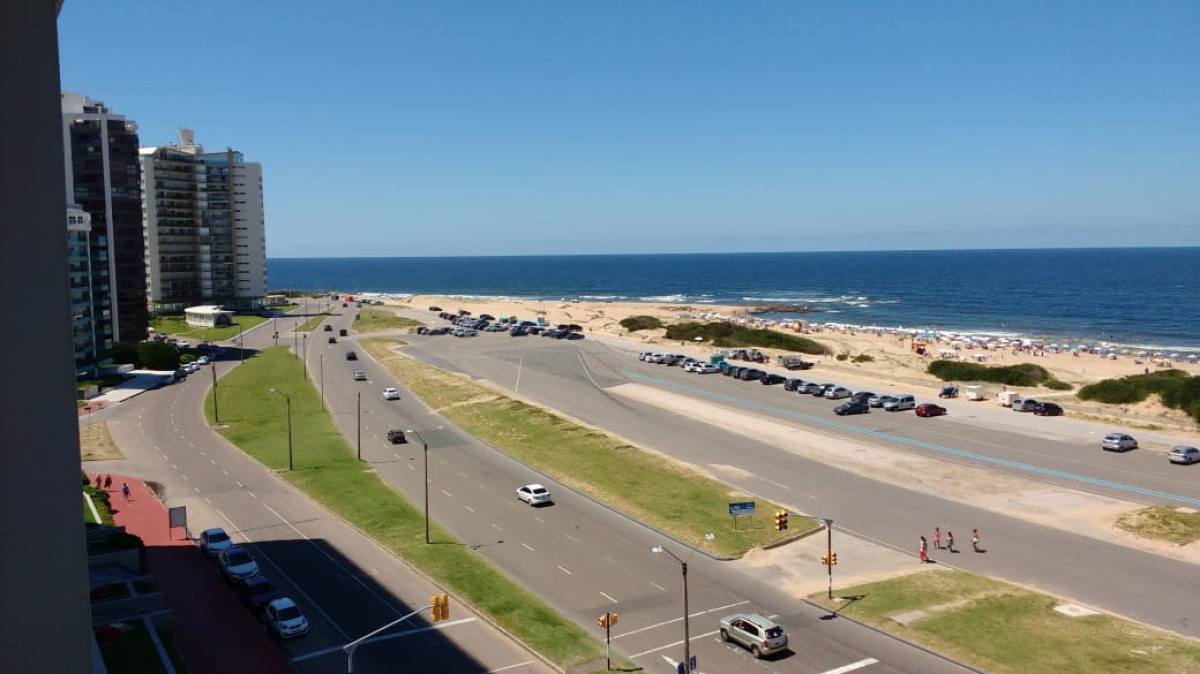 Imagen de  Apartamento de dos dormitorios en venta y alquiler frente al mar Punta del Este