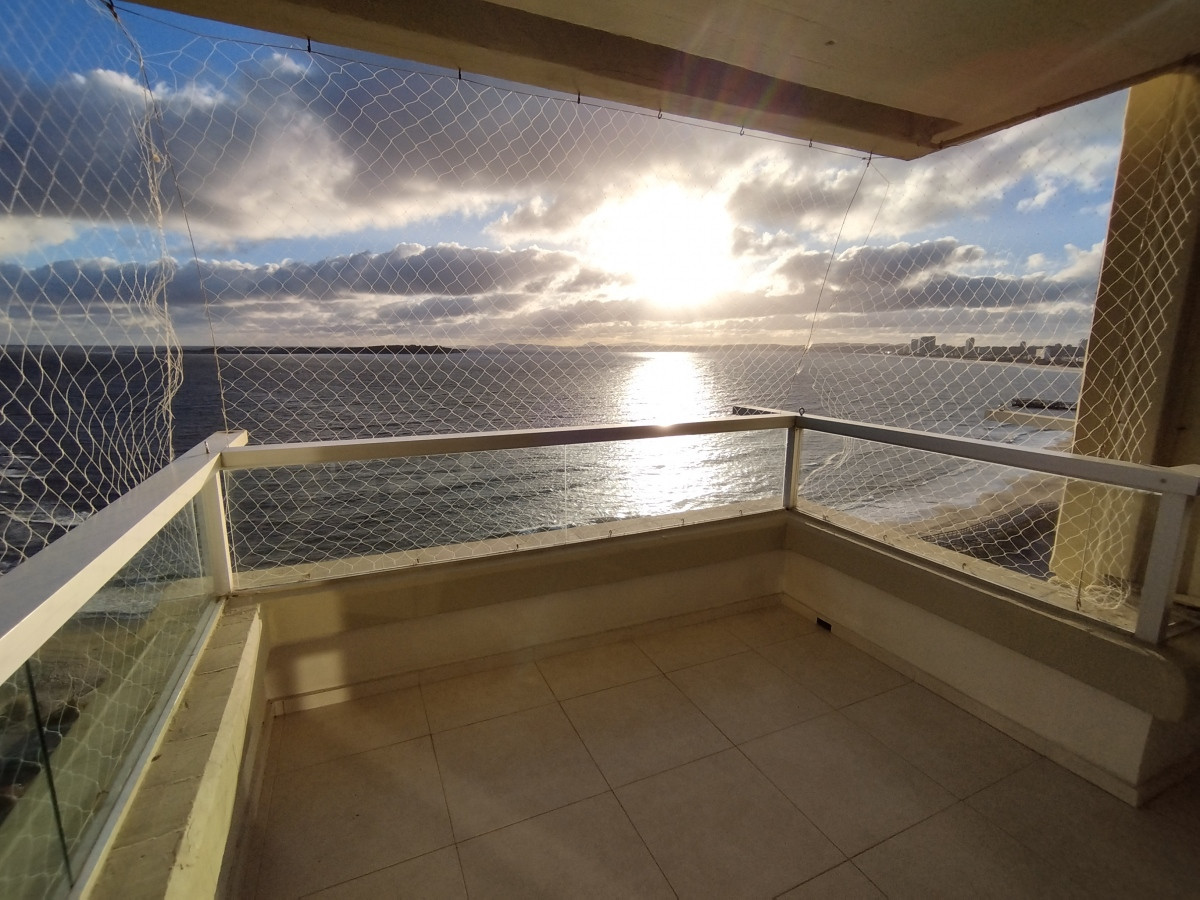 Imagen de Apartamento en venta frente a playa mansa