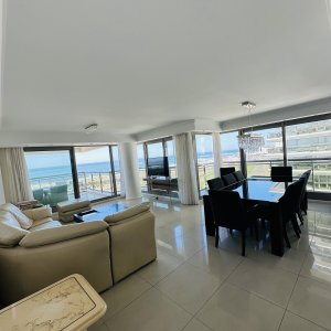 Apartamento en Venta y alquiler , primera linea, playa brava.