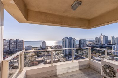 Apartamento en alquiler de 3 dormitorios en Punta del Este.-