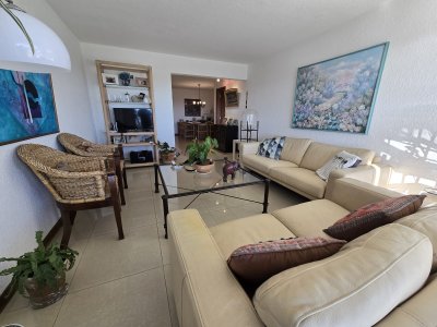 Apartamento en venta , Punta del Este, primera línea de la mansa.