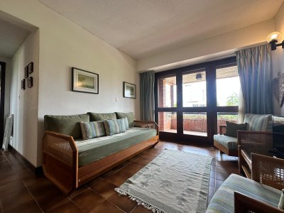 Apartamento en venta en Playa Mansa con parrillero propio y cochera