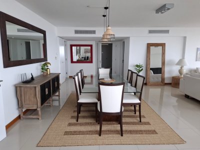 Alquiler anual de apartamento de 3 dormitorios y dependencia y Punta del Este