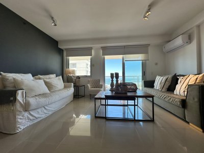 Apartamento de dos dormitorios en venta en Punta del Este.-