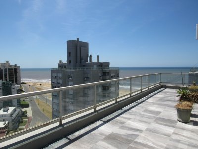 Alquiler y venta de apartamento de dos dormitorios en Punta del Este