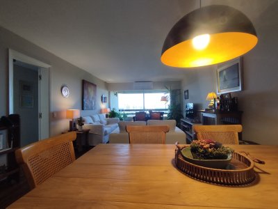 Apartamento en venta de tres dormitorios en Punta del Este