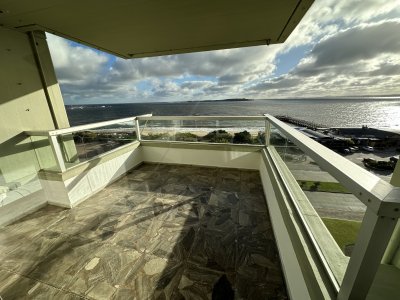 Apartamento en alquiler de 3 dormitorios frente al mar  en Punta del Este 
