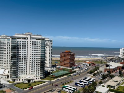 Alquiler de temporada y venta  de apartamento de 3 dormitorios en Punta del este.