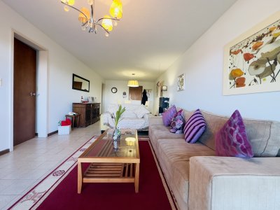 Venta de Apartamento de 2 dormitorios, 2 baños, balcon, vista.