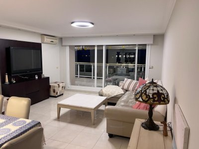 Apartamento en alquiler temporal en playa Mansa. Edificio de categoria
