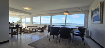 Venta de apartamento de tres dormitorios frente a playa brava