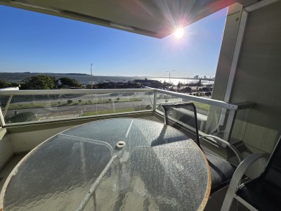 Apartamento  de 3 dormitorios en venta y alquiler anual, Punta del Este, primera línea de la mansa.