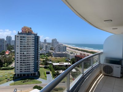 Alquiler de apartamento de 3 dormitorios en Punta del Este.-